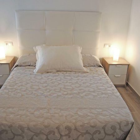 Recently Refurbished Apartment With Sea Views. Фуeнхирола Екстериор снимка