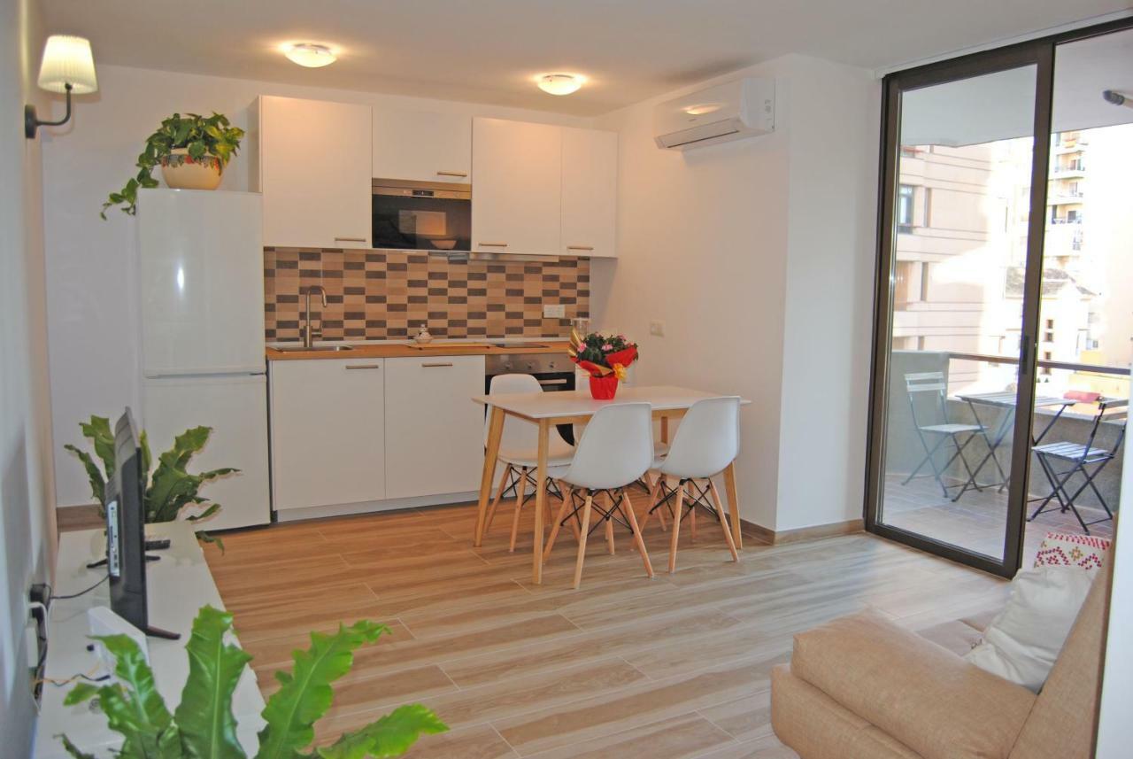 Recently Refurbished Apartment With Sea Views. Фуeнхирола Екстериор снимка